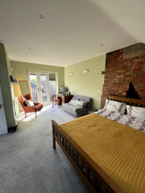 Room with private bathroom & work space and parking in Central Oxford